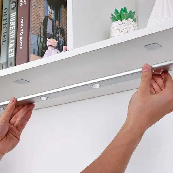 Lâmpada LED Magnética com Sensor de Movimento Recarregável.